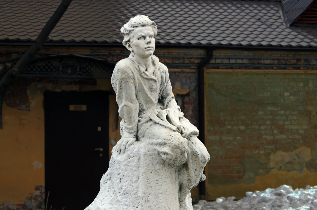 Памятник Алёше Пешкову Памятник Алёше Пешкову