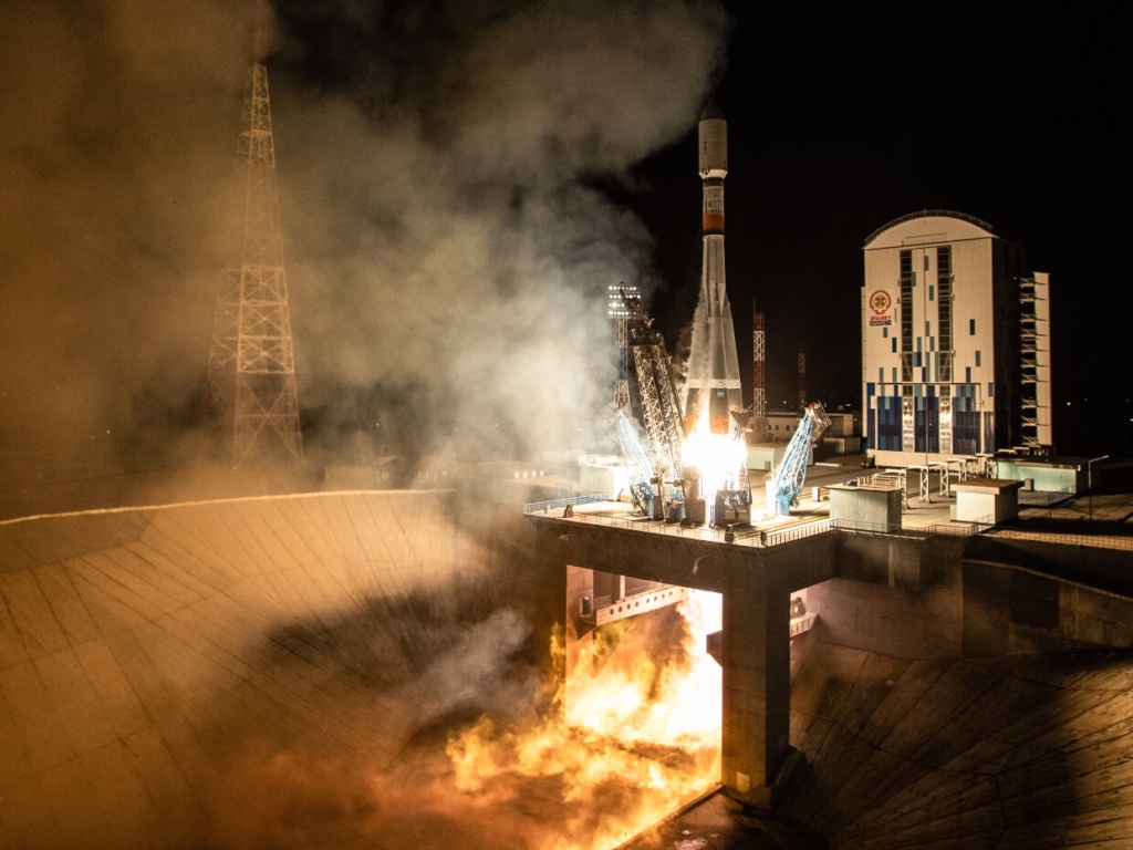 Запуск ракеты-носителя «Союз-2.1б» с первым спутником федеральной программы «Сфера» — «Скиф-Д» и тремя спутниками «Гонец-М» с космодрома Восточный Запуск ракеты-носителя «Союз-2.1б» с первым спутником федеральной программы «Сфера» — «Скиф-Д» и тремя спутниками «Гонец-М» с космодрома Восточный