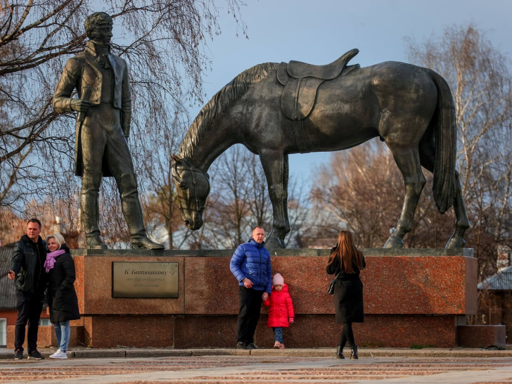Памятник поэту Константину Батюшкову в Вологде Памятник поэту Константину Батюшкову в Вологде