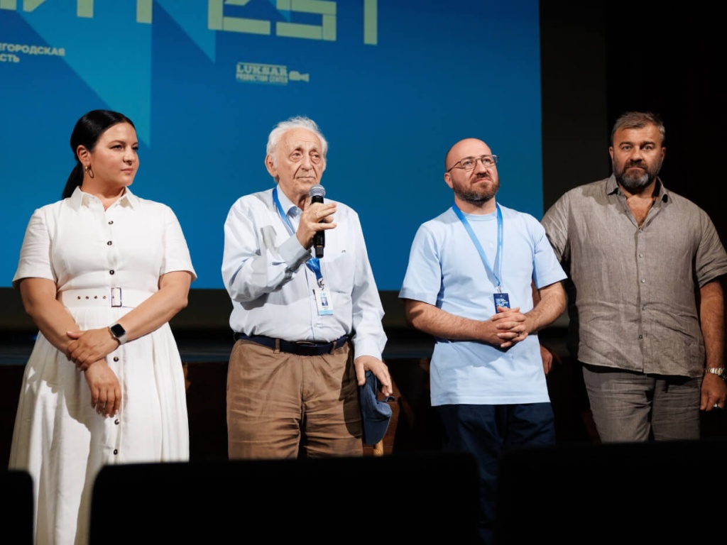 Генеральный продюсер фестиваля «Горький fest» Оксана Михеева, историк кино Наум Клейман, киновед Андрей Апостолов и президент IX фестиваля «Горький fest», актер Михаил Пореченков Генеральный продюсер фестиваля «Горький fest» Оксана Михеева, историк кино Наум Клейман, киновед Андрей Апостолов и президент IX фестиваля «Горький fest», актер Михаил Пореченков