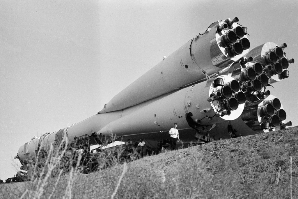 Вывоз ракеты-носителя «Союз-У» с советским космическим кораблем «Союз-19» на стартовую площадку космодрома Байконур Вывоз ракеты-носителя «Союз-У» с советским космическим кораблем «Союз-19» на стартовую площадку космодрома Байконур