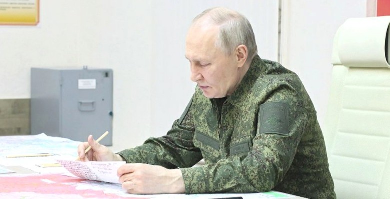 Владимир Путин провел совещание на одном из пунктов управления курской группировкой