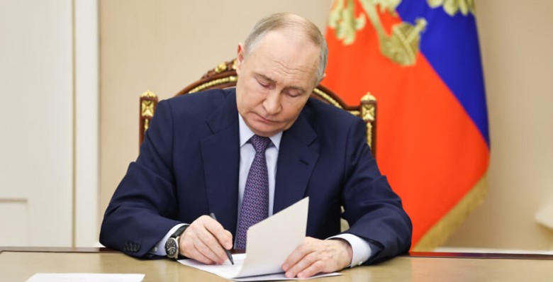 Владимир Путин поручил создать инструмент семейных сбережений до 15 июля