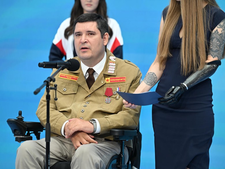 На ПМЭФ прошел показ адаптивной моды «На крыльях»