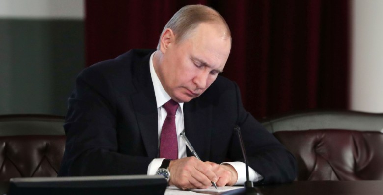 Запрет на сделки нерезидентов из недружественных стран без спецразрешения продлен на два года