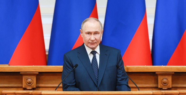 Владимир Путин призвал повысить престиж большой семьи
