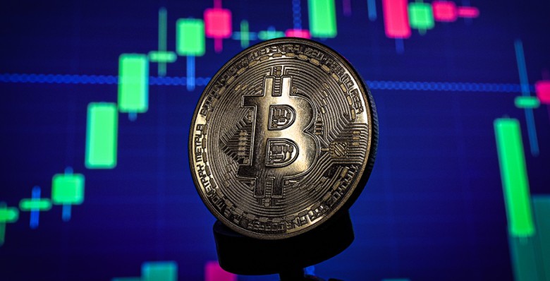 Стоимость биткоина впервые в истории превысила $111 тыс.