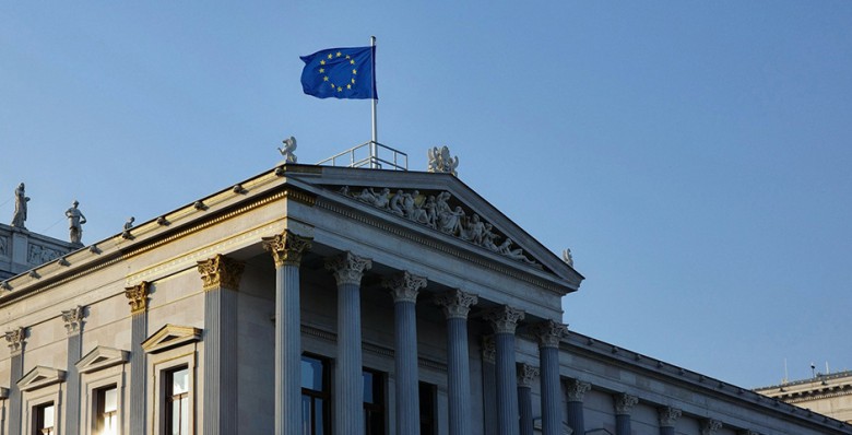 Politico узнало о приостановке разработки нового пакета помощи ЕС Украине
