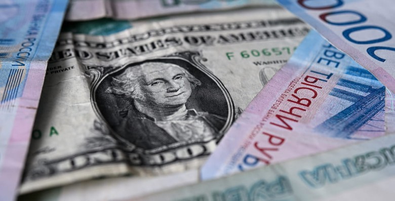Сбережения россиян в наличной валюте сократились почти на 5%