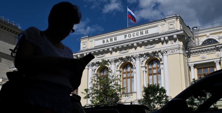 Заемщики затягивают пояса