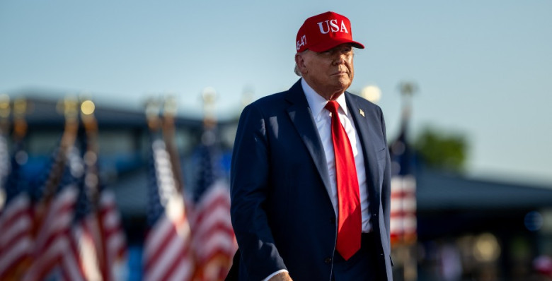 Дональд Трамп подписал закон о налогах и расходах