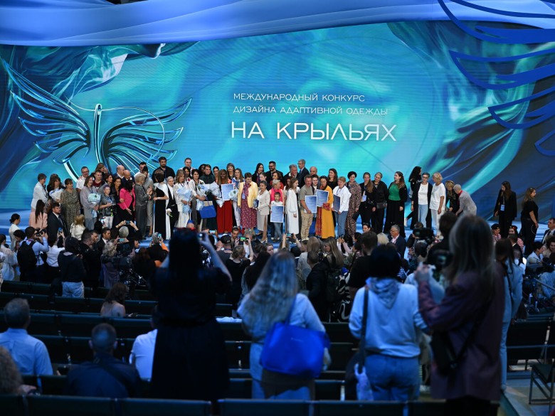 На ПМЭФ прошел показ адаптивной моды «На крыльях»