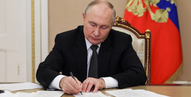 Владимир Путин ввел ежемесячную выплату госслужащим в новых регионах
