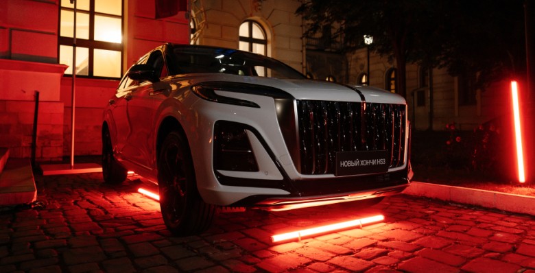 HONGQI себя показал и модный показ посмотрел