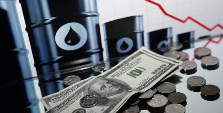 Нефть продолжает дешеветь после падения до минимумов с января накануне