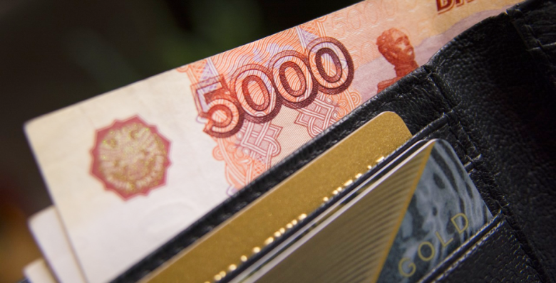 В 2023 году 65% компаний повысили зарплаты сотрудникам