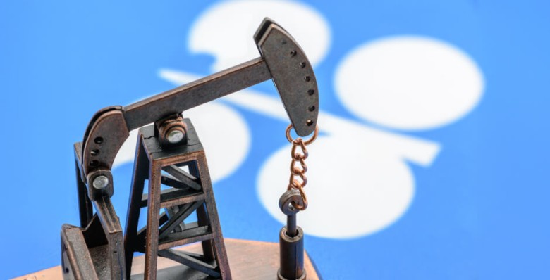 Нефть теряет силу, но не цену