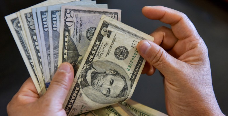 Порог обязательной продажи валютной выручки снижен до 60%