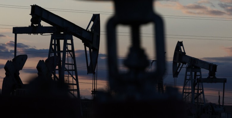 Участники ОПЕК+ продлили добровольные сокращения добычи нефти до декабря