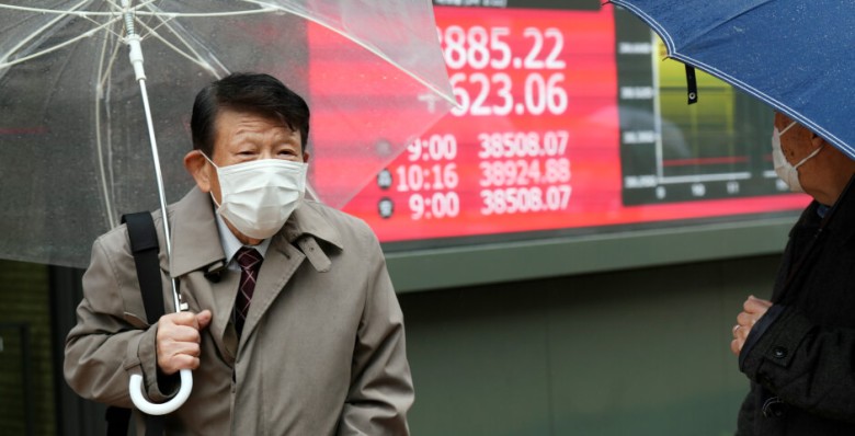 Индекс Nikkei показал крупнейшее падение за 37 лет