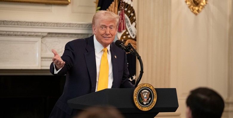 Рейтинг одобрения Дональда Трампа в США упал до рекордных 42%