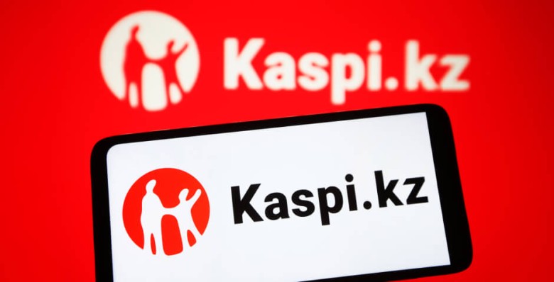 Два банка в Казахстане перестали выпускать карты для иностранцев