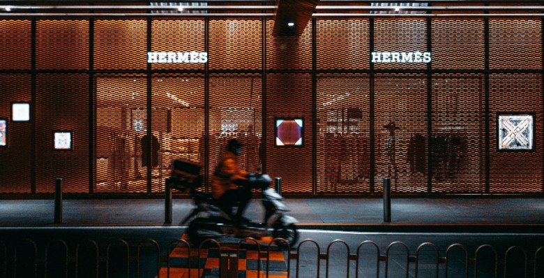 Люксовый бренд Hermès повысит цены из-за тарифов Дональда Трампа