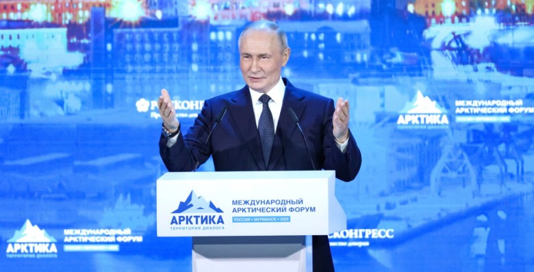 Владимир Путин поручил утвердить модель развития трансарктического транспортного коридора