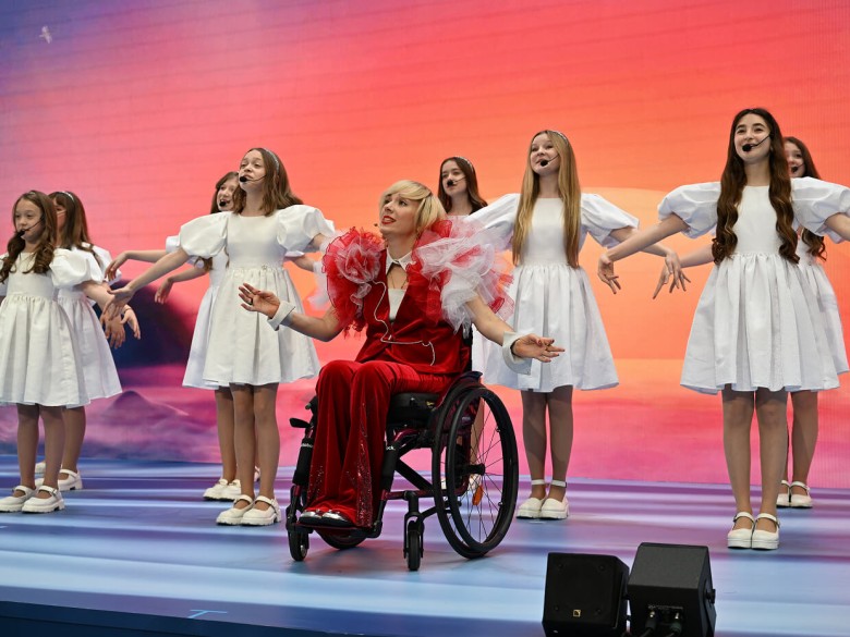 На ПМЭФ прошел показ адаптивной моды «На крыльях»
