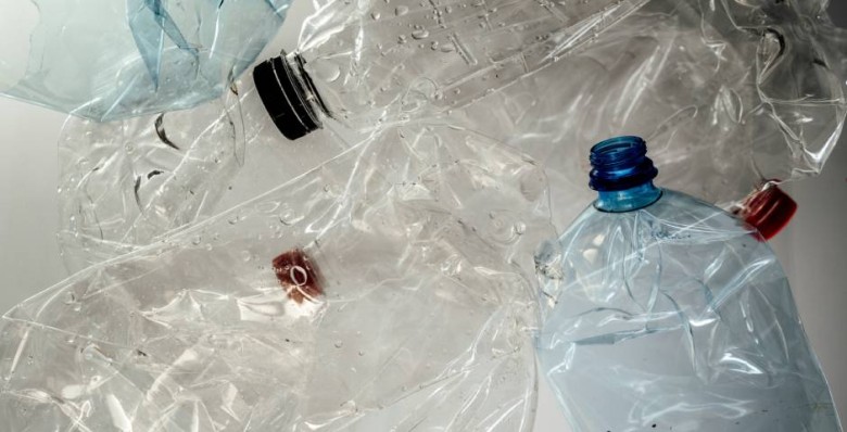Японские ученые создали саморастворяющийся в соленой воде пластик