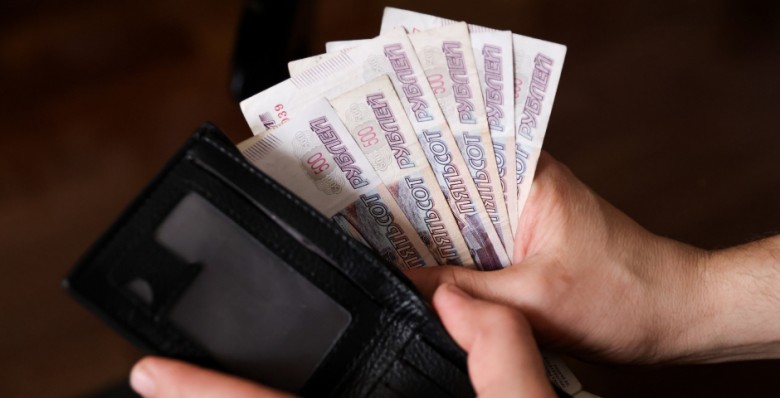 Опрос: 70% россиян не берут с собой наличные