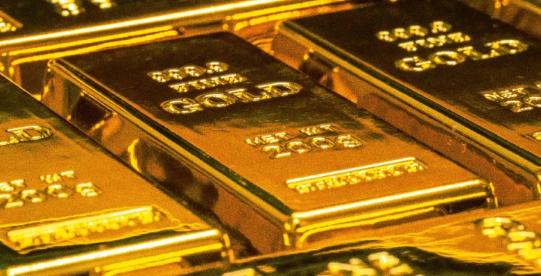 Спотовая цена золота впервые превысила $2720, фьючерса — $2735
