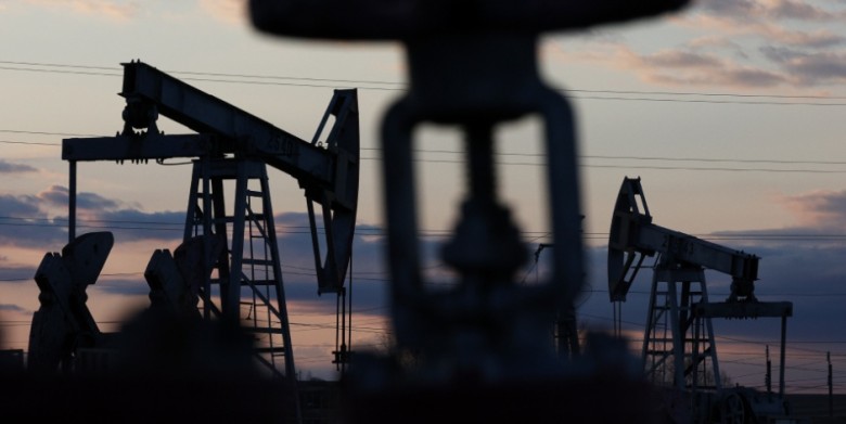 Добыча нефти растет быстрее спроса