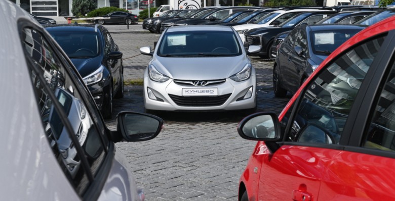 Продажи легковых автомобилей в РФ в сентябре выросли на треть год к году