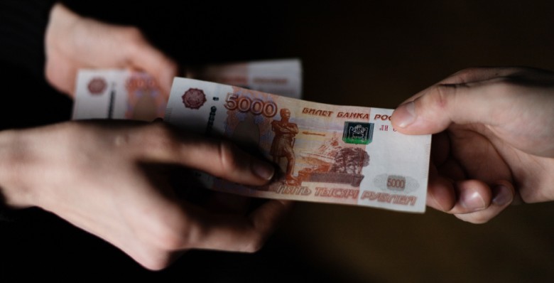 Опрос: с задержкой зарплаты постоянно сталкиваются 15% россиян