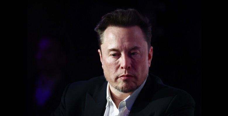 Илон Маск призвал сотрудников Tesla сохранять акции на фоне падения почти на 50%