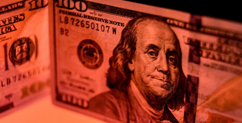 МВФ: доллар США продолжает сдавать позиции нетрадиционным валютам