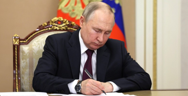 Владимир Путин поручил расширить меры поддержки создания зарядок для электромобилей