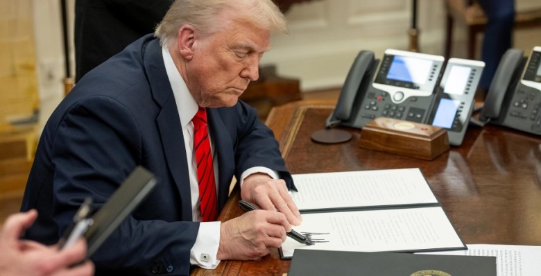 Дональд Трамп продлил санкции против России еще на год