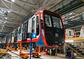 Вагоны «Москва-2020» — самые современные на сегодня в линейке Метровагонмаша. По уровню комфорта и технологичности превосходят большинство мировых образцов. В текущем году мытищинский завод выпустил около 300 таких вагонов.