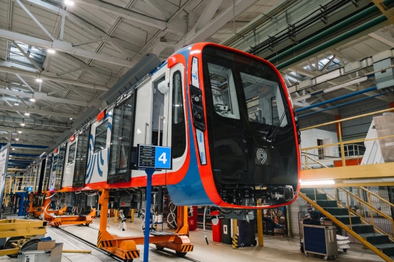 Вагоны «Москва-2020» — самые современные на сегодня в линейке Метровагонмаша. По уровню комфорта и технологичности превосходят большинство мировых образцов. В текущем году мытищинский завод выпустил около 300 таких вагонов.