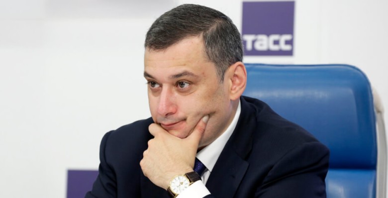 Чиновников Курской области обяжут уведомлять о выездах за рубеж