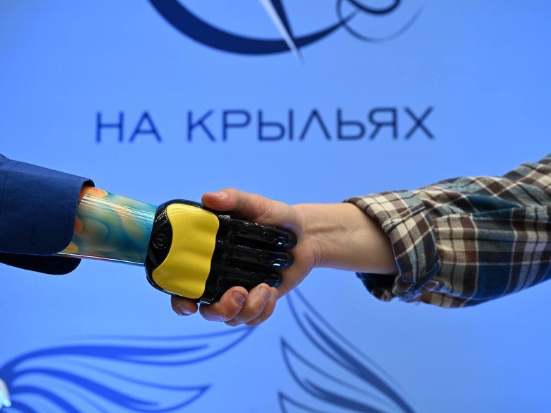 На ПМЭФ прошел показ адаптивной моды «На крыльях»